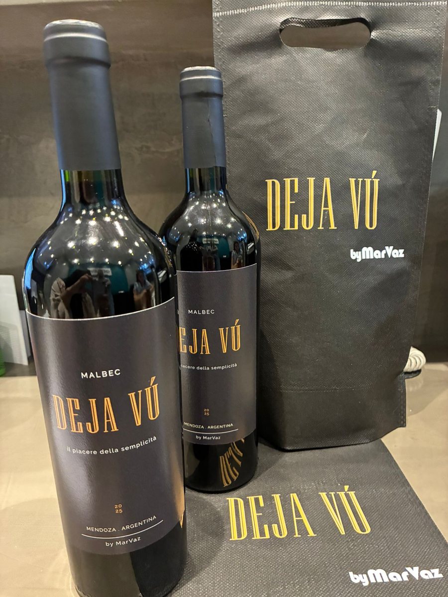 Dos botellas Deja V&uacute; junto a una bolsa de presentacion de la marca