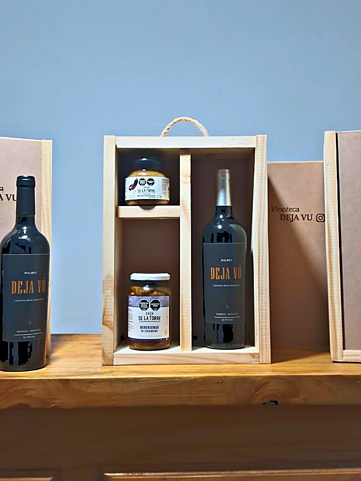 Estuche de madera abierto con un Malbec Deja V&uacute; y dos frascos de conserva Casa de la Torre