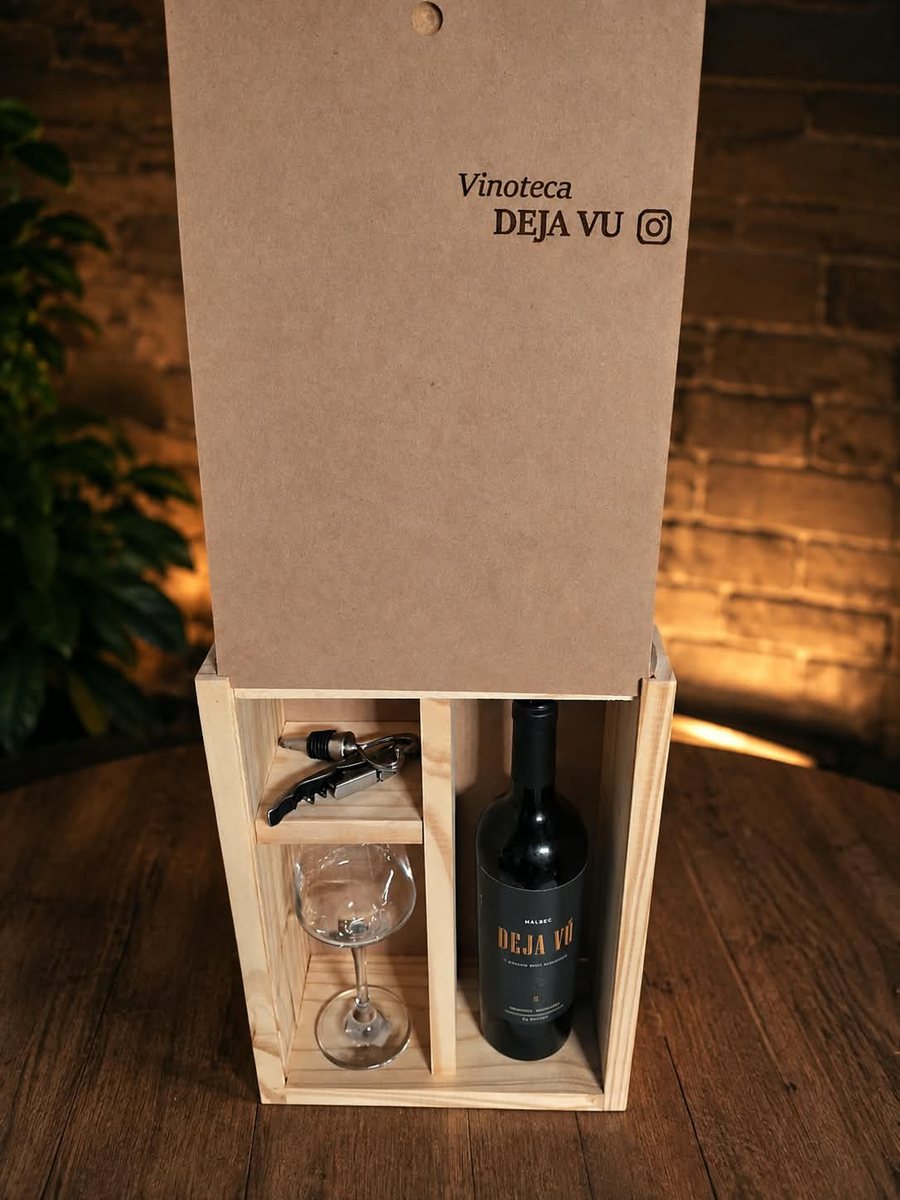 Estuche de madera con tapa impresa Vinoteca Deja V&uacute;, una botella, una copa y sacacorchos