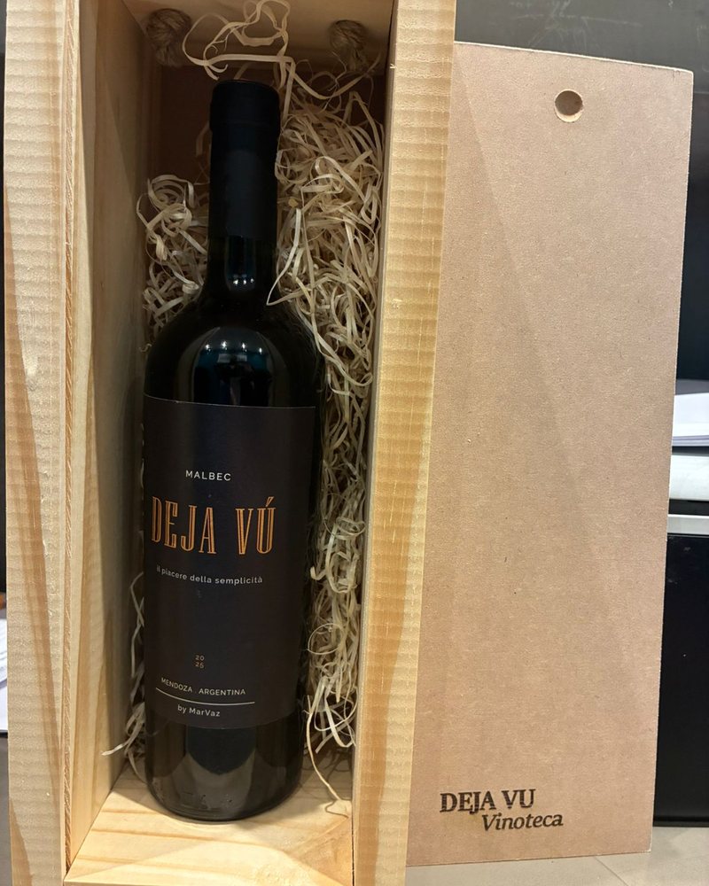 Botella Deja V&uacute; en estuche de madera con viruta y tapa de la marca