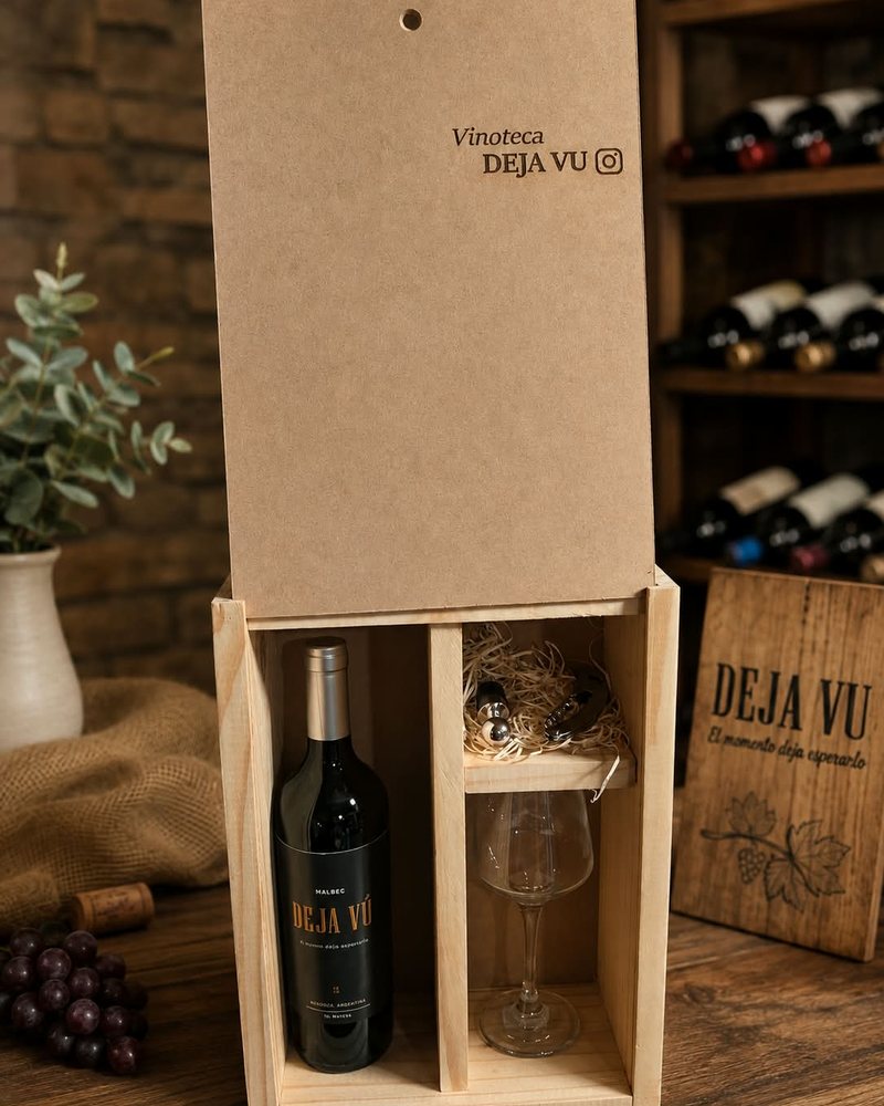 Estuche abierto de Vinoteca Deja V&uacute; con botella y copa, delante de una cava de vinos